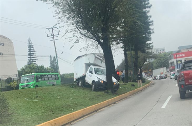 Camioneta se estrella en el camellón de la avenida Lázaro Cárdenas en Xalapa 