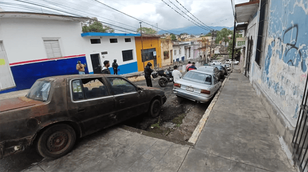 ¡Se quedó sin frenos! auto se impacta contra otros dos coches en el centro de Córdoba