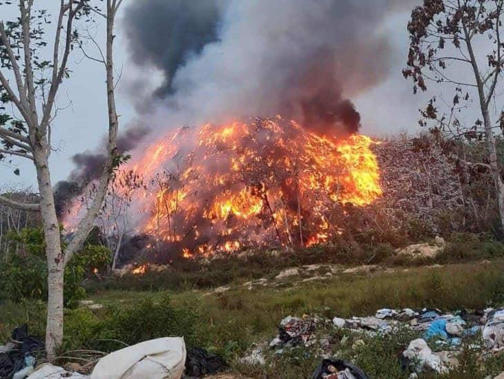 Continua incendio en basurero de Agua Dulce; lleva varios días sin poder ser controlado