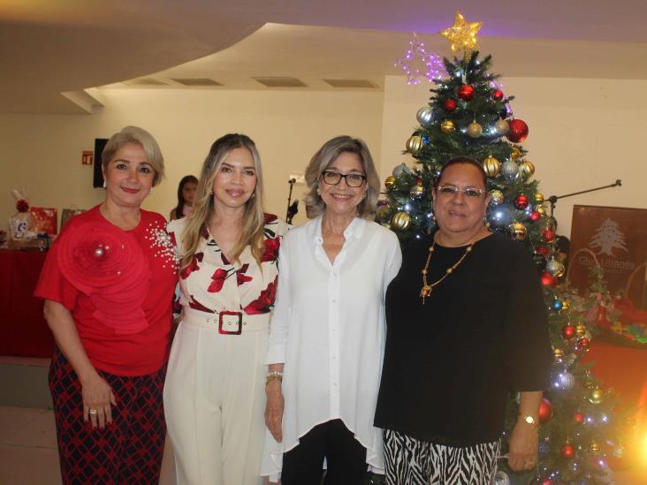 Comité de Damas del Club Libanés de Veracruz iluminan su árbol navideño