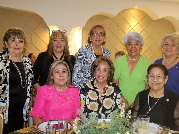 Comité de Damas del Club Libanés de Veracruz iluminan su árbol navideño