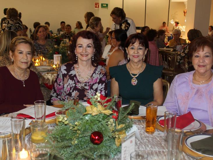 Comité de Damas del Club Libanés de Veracruz iluminan su árbol navideño