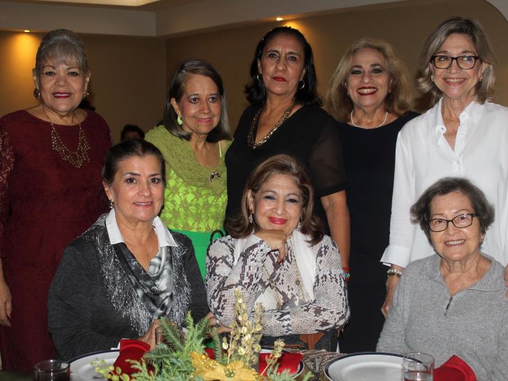 Comité de Damas del Club Libanés de Veracruz iluminan su árbol navideño