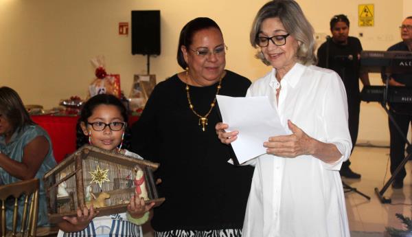 Comité de Damas del Club Libanés de Veracruz iluminan su árbol navideño