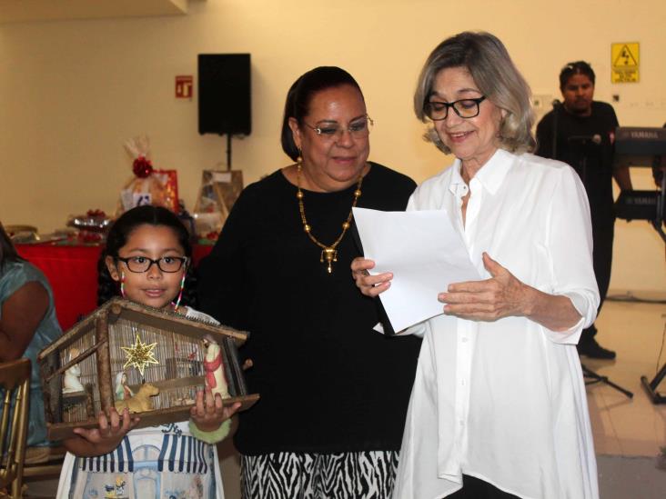 Comité de Damas del Club Libanés de Veracruz iluminan su árbol navideño