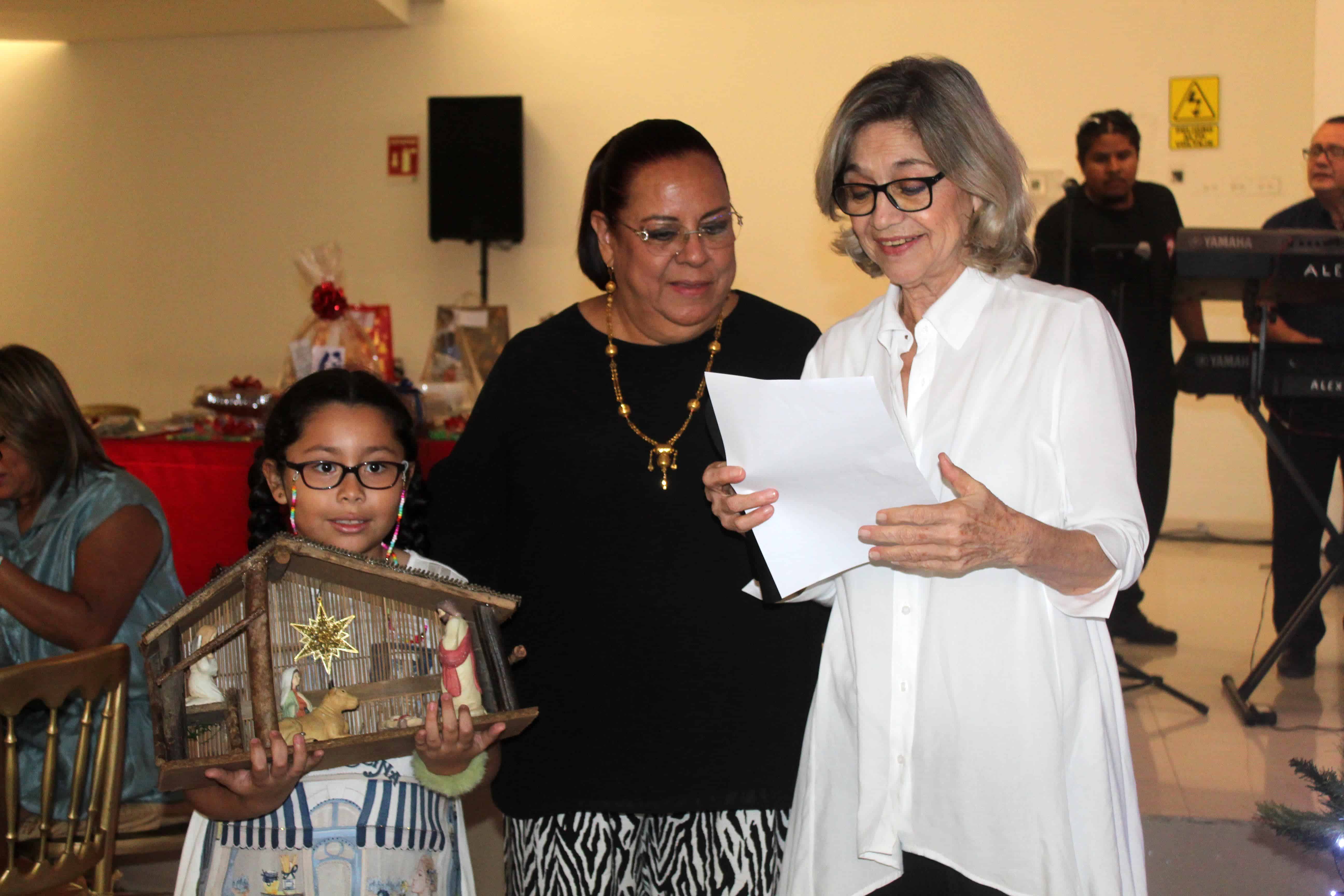 Comité de Damas del Club Libanés de Veracruz iluminan su árbol navideño