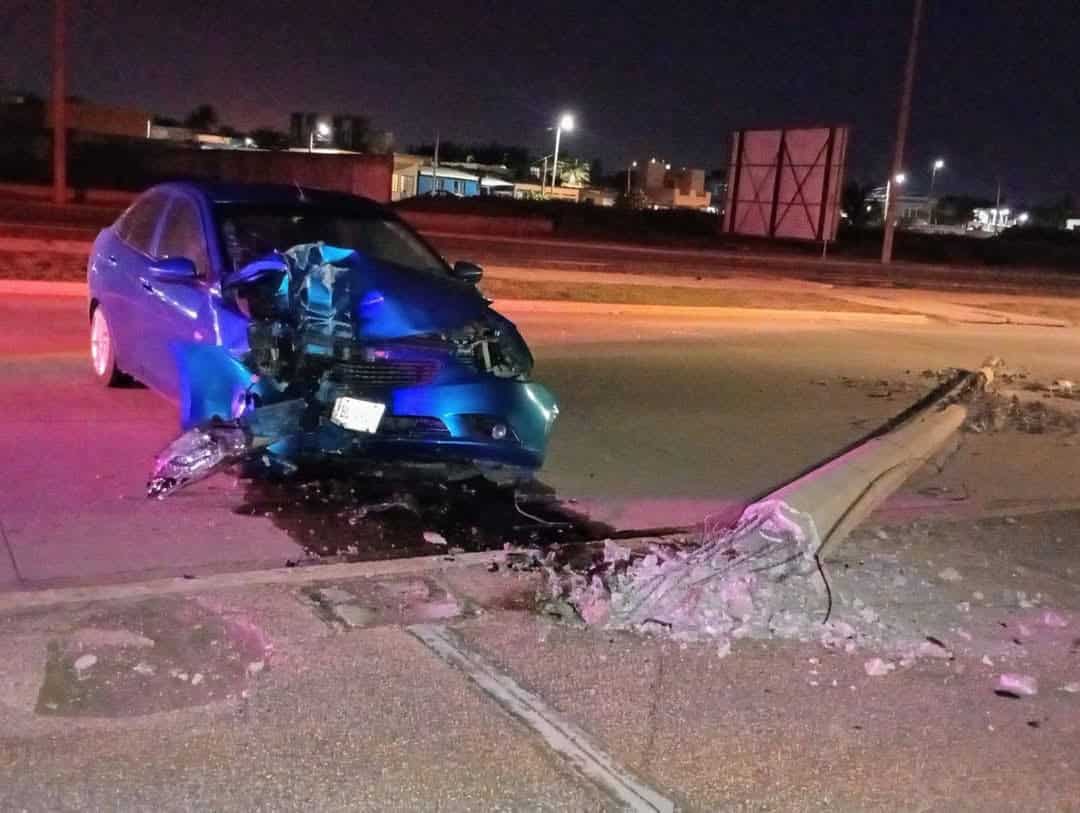 Conductor ebrio destroza su auto en el Malecón de Coatzacoalcos