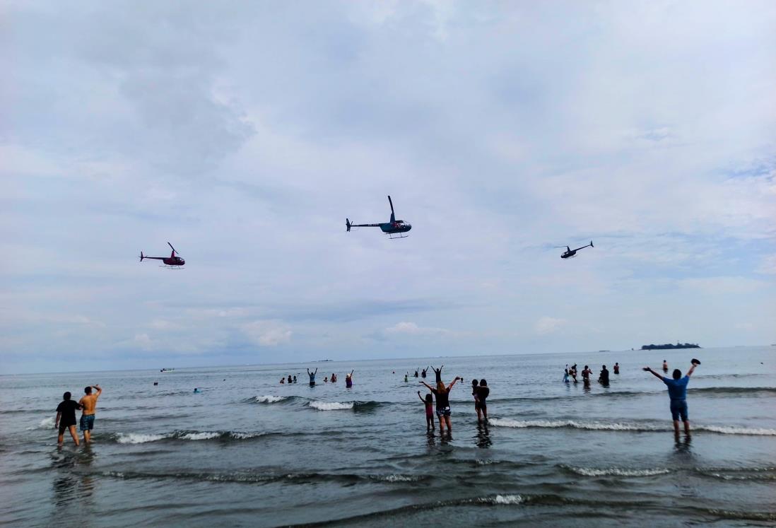 Playa Villa del Mar del puerto de Veracruz se encuentra llena de turistas