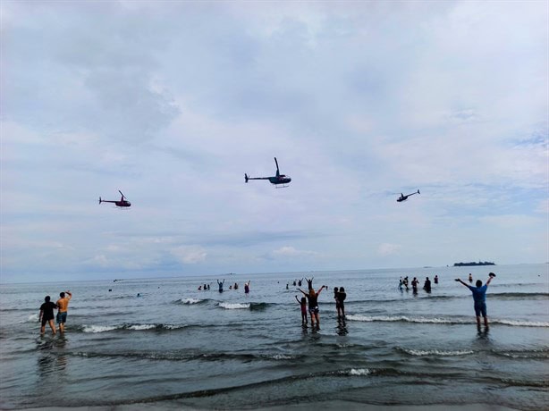 Playa Villa del Mar del puerto de Veracruz se encuentra llena de turistas