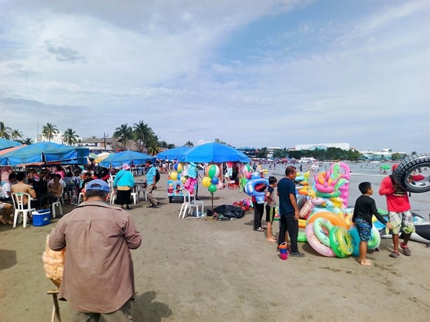 Playa Villa del Mar del puerto de Veracruz se encuentra llena de turistas