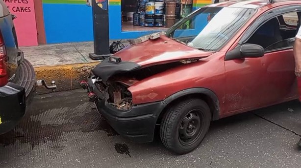 ¡Por imprudentes! Auto y camioneta chocan en el centro de Córdoba