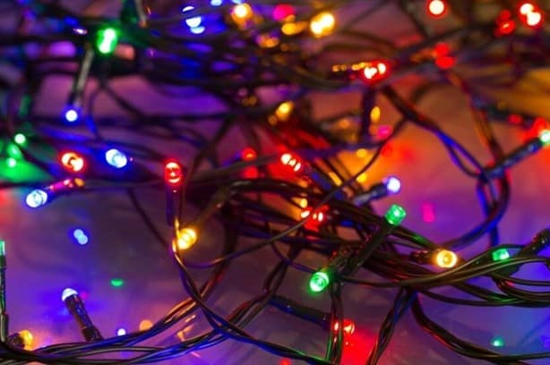 ¿Por qué se deben desconectar todas las luces navideñas antes de dormir?