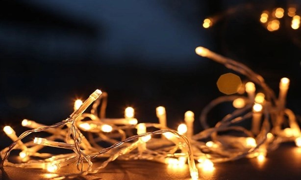 ¿Por qué se deben desconectar todas las luces navideñas antes de dormir?