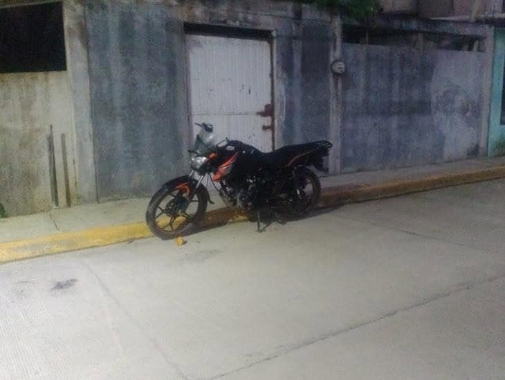 Motocicleta abandonada en Moloacán causa zozobra entre vecinos