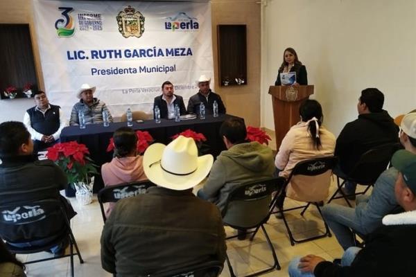 En La Perla, alcaldesa reitera compromiso por el bien de la población para el 2025