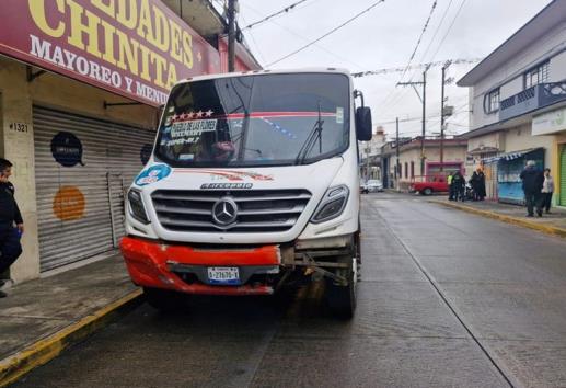 ¿Iba ebrio? Motociclista se estrella contra autobús en Córdoba y resulta herido