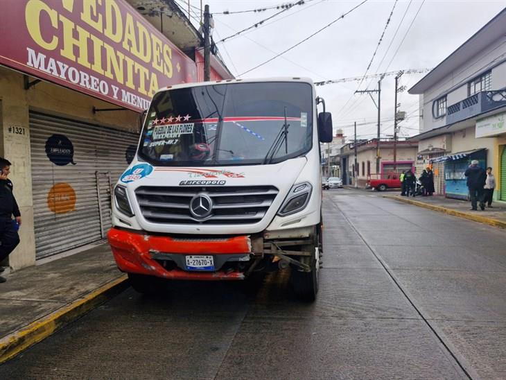 ¿Iba ebrio? Motociclista se estrella contra autobús en Córdoba y resulta herido