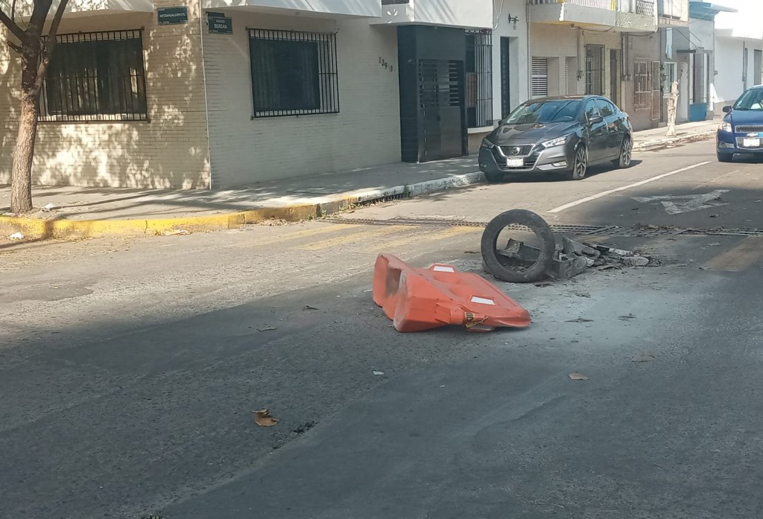 Vecinos reportan boquetes peligrosos en calles de Netzahualcóyotl y Serdán