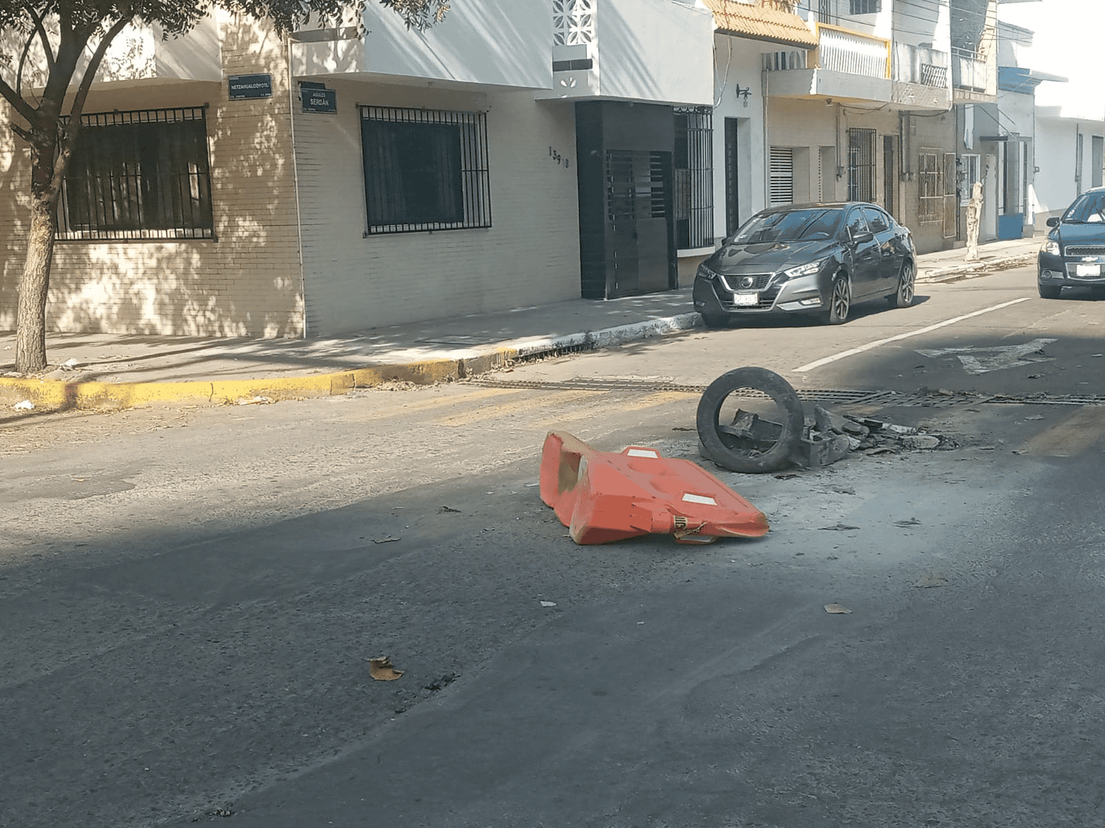 Vecinos reportan boquetes peligrosos en calles de Netzahualcóyotl y Serdán