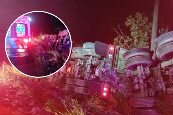 Tráiler doble remolque vuelca en la carretera federal 140 en El Lencero
