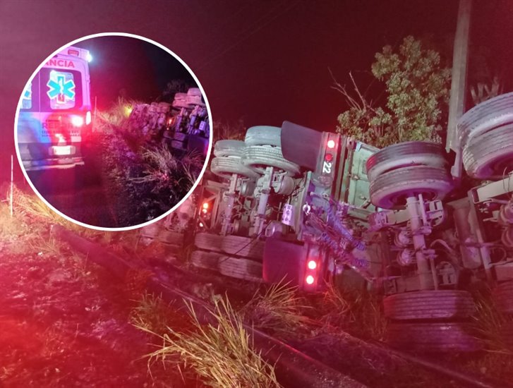 Tráiler doble remolque vuelca en la carretera federal 140 en El Lencero