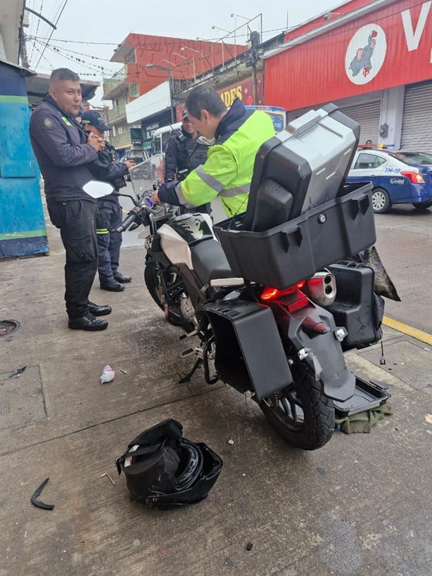 ¿Iba ebrio? Motociclista se estrella contra autobús en Córdoba y resulta herido