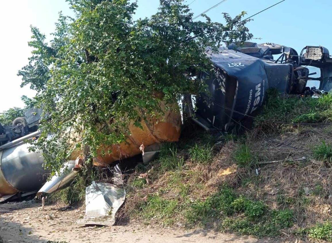 Se vuelca auto-tanque en puente de La Ica sobre la autopista Cosoleacaque-Nuevo Teapa