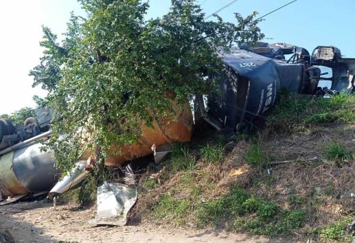 Se vuelca auto-tanque en puente de La Ica sobre la autopista Cosoleacaque-Nuevo Teapa