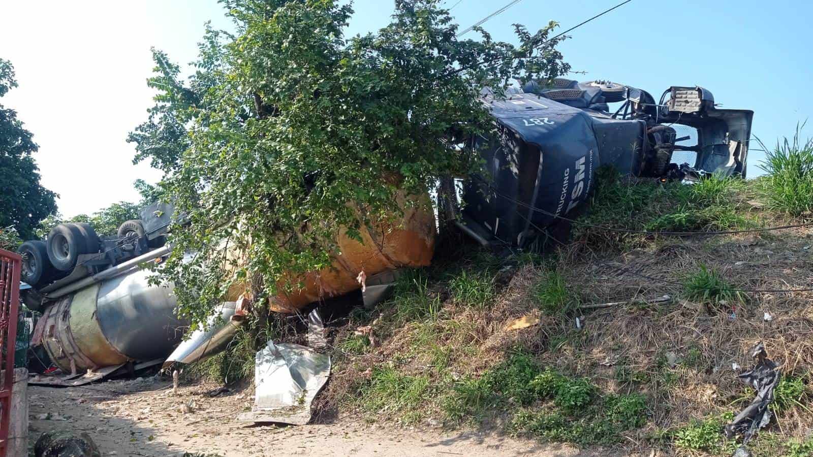 Se vuelca auto-tanque en puente de La Ica sobre la autopista Cosoleacaque-Nuevo Teapa