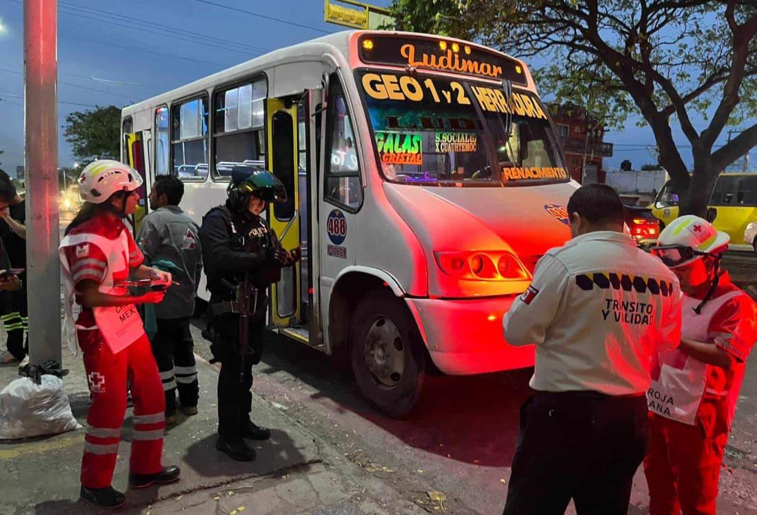 Camión de pasajeros se accidenta en Veracruz; cuatro pasajeros resultaron lesionados