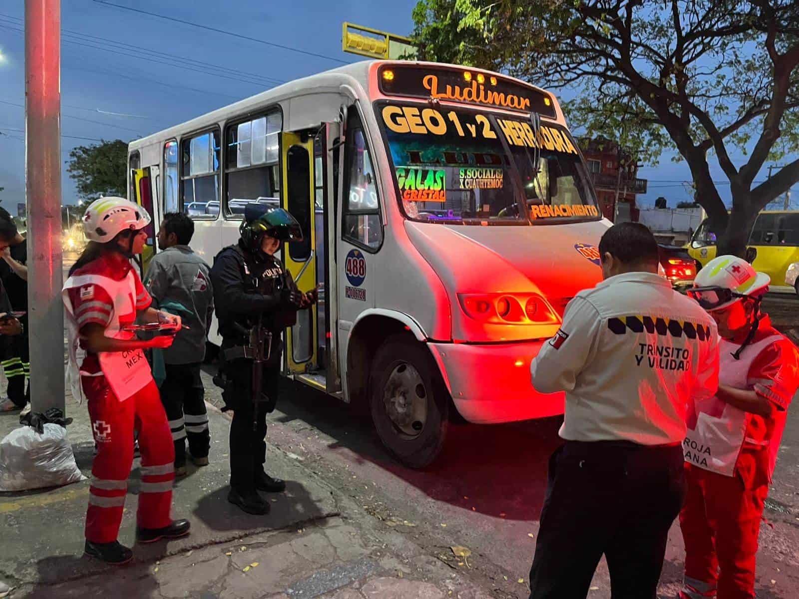 Camión de pasajeros se accidenta en Veracruz; cuatro pasajeros resultaron lesionados