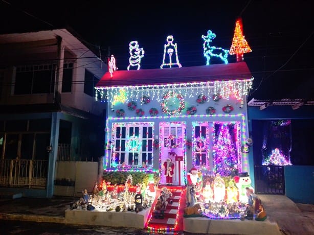 Sorprende casa de Lucio Santos, parece una villa navideña en Boca del Río