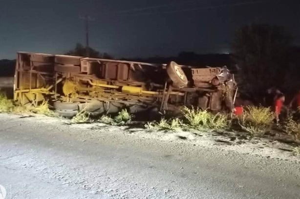 Camión de la ruta Vargas termina volcado en el puerto de Veracruz