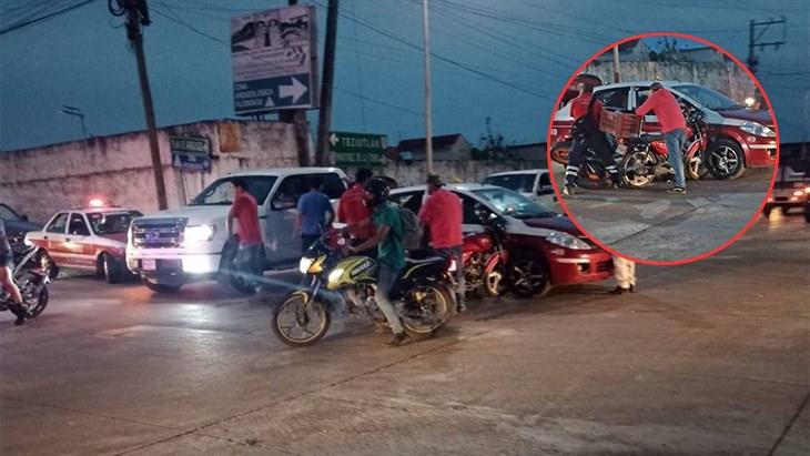 Dos motociclistas y un taxi se dan encontronazo en Tlapacoyan