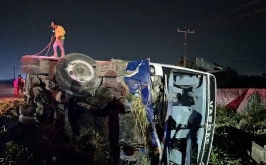 Camión de la ruta Vargas termina volcado en el puerto de Veracruz