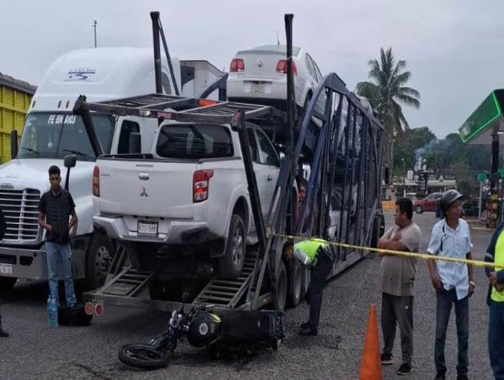 Tráiler tipo nodriza arrolla a motociclista del puerto de Veracruz