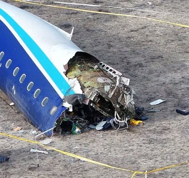 Captan en VIDEO momento en que el avión en Kazajistán se desploma; fallecen casi 40 pasajeros