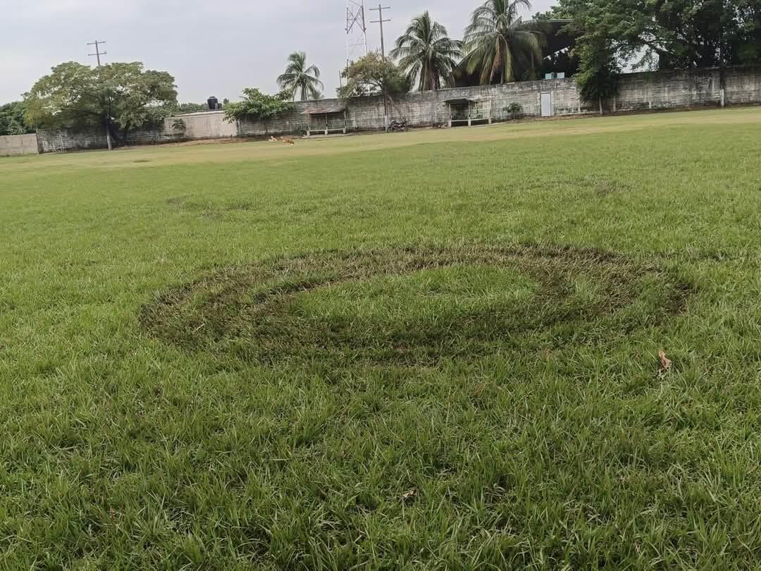 Denuncian mal uso de campo de futbol en Mundo Nuevo, lo agarraron de pista de motocross