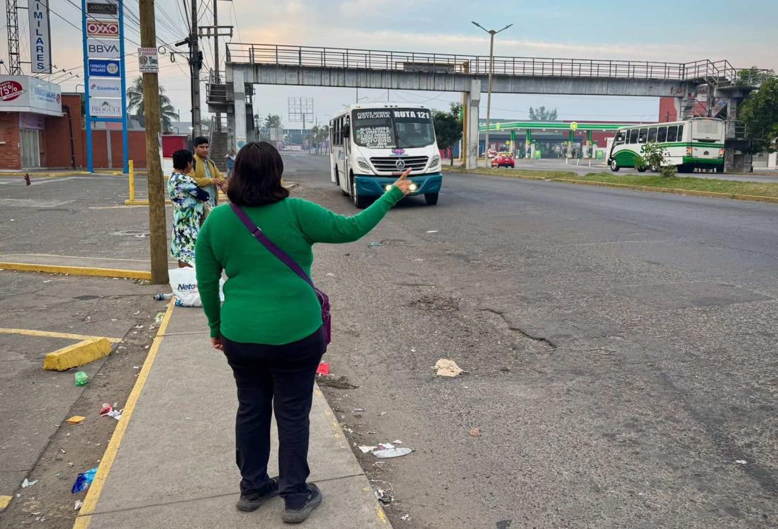 Hasta una hora tardan los ciudadanos para tomar un camión urbano en Veracruz esta Navidad