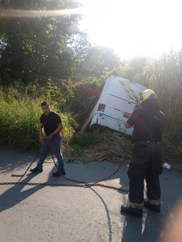 Microbús sufre accidente en Martínez de la Torre y causa movilización de cuepos de rescate