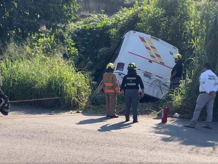 Microbús sufre accidente en Martínez de la Torre y causa movilización de cuepos de rescate