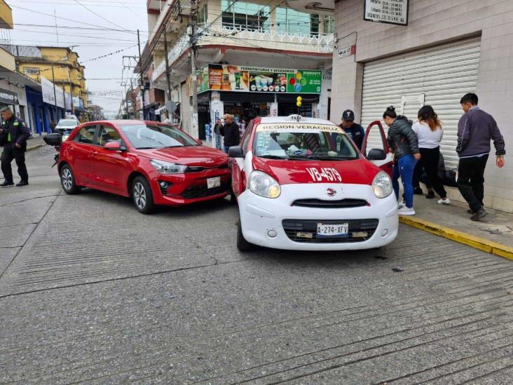 Vehículo y taxi chocan en céntrica calle de Córdoba