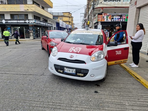 Vehículo y taxi chocan en céntrica calle de Córdoba