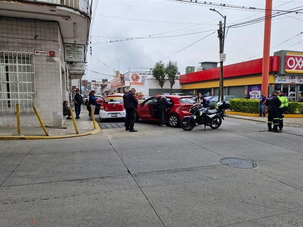 Vehículo y taxi chocan en céntrica calle de Córdoba