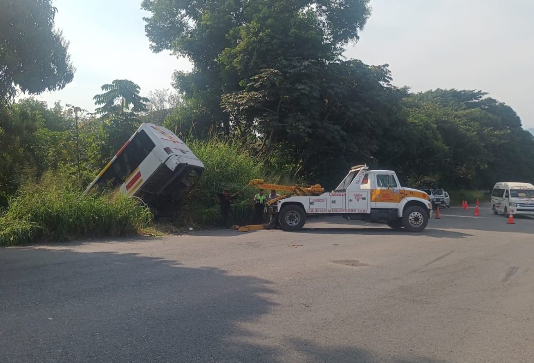 Autobús de Transportes Rápidos del Filobobos sufre accidente en La Muralla