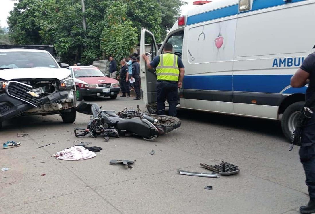 Motociclista se fractura los brazos al chocar contra camioneta en San Andrés Tuxtla