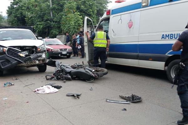 Motociclista se fractura los brazos al chocar contra camioneta en San Andrés Tuxtla