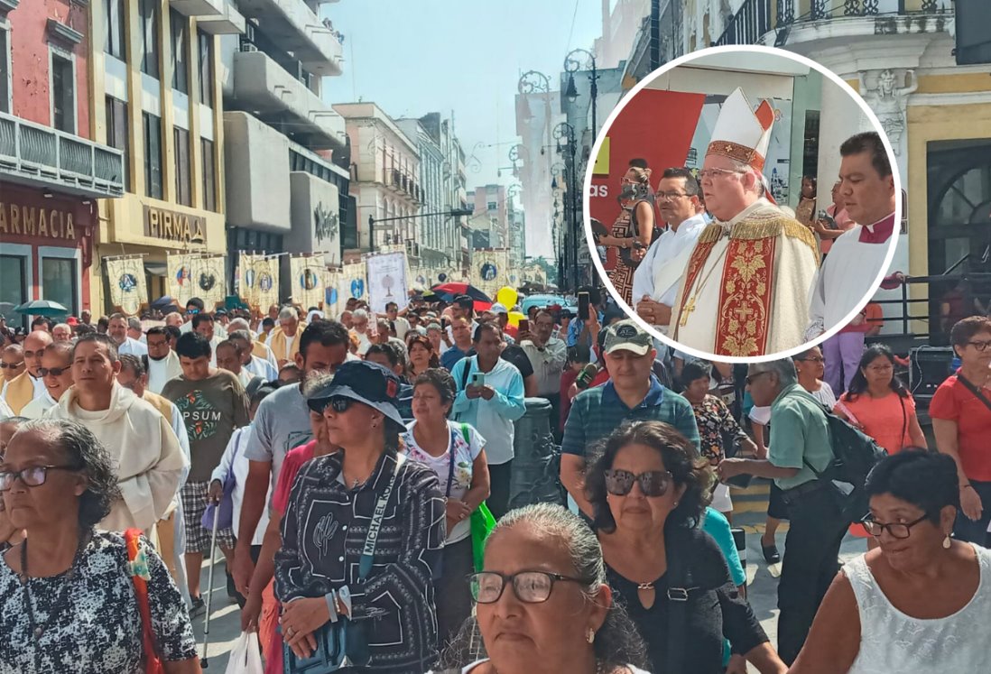 Feligreses realizan marcha por el Jubileo 2025 por la avenida Independencia, en Veracruz