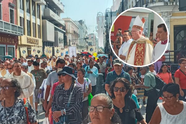 Feligreses realizan marcha por el Jubileo 2025 por la avenida Independencia, en Veracruz