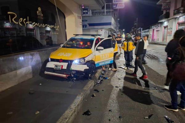 Se accidenta taxi en Centro de Córdoba; responsable del accidente se fuga